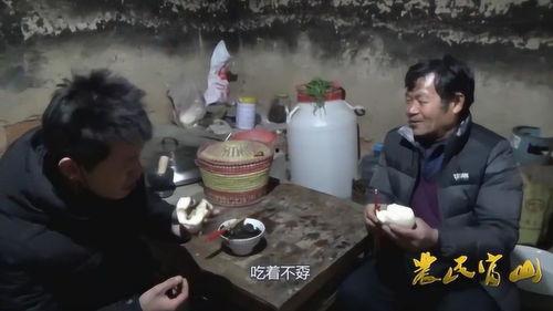 小伙请大爷吃瓜,小伙请大爷共享夏日清凉