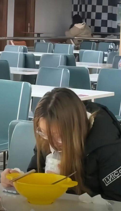 食堂吃瓜女生