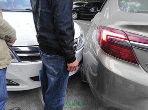 站车旁边吃瓜女,女生共享夏日清凉时光